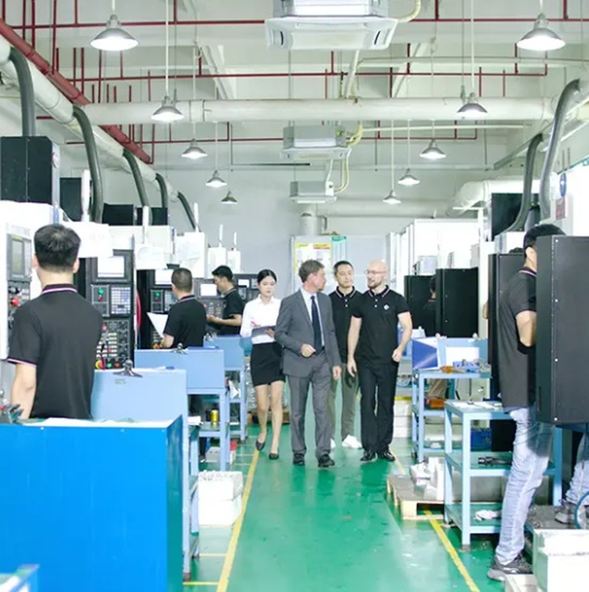 秦墨智造车间与客户参观